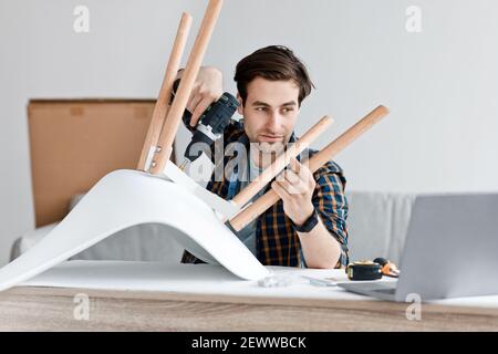 Istruzioni e blog in linea circa la ristrutturazione domestica e l'assemblaggio di mobili Foto Stock