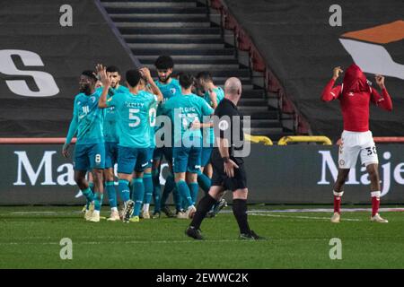 Bristol, Regno Unito. 03 marzo 2021. I giocatori di Bournemouth festeggiano dopo che Cameron carter-Vickers di Bournemouth segna il 2° goal delle squadre. EFL Skybet Championship, Bristol City contro AFC Bournemouth all'Ashton Gate Stadium di Bristol, Avon mercoledì 3 marzo 2021. Questa immagine può essere utilizzata solo per scopi editoriali. Solo per uso editoriale, è richiesta una licenza per uso commerciale. Nessun utilizzo nelle scommesse, nei giochi o nelle pubblicazioni di un singolo club/campionato/giocatore. pic by Lewis Mitchell/Andrew Orchard sports photography/Alamy Live news Credit: Andrew Orchard sports photography/Alamy Live News Foto Stock