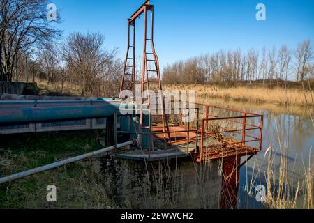 Una grande stazione falce costruita sul fiume per pompare acqua nei canali di irrigazione. La stazione di pompaggio è utilizzata dall'agricoltura nella stagione secca per irrigare Foto Stock