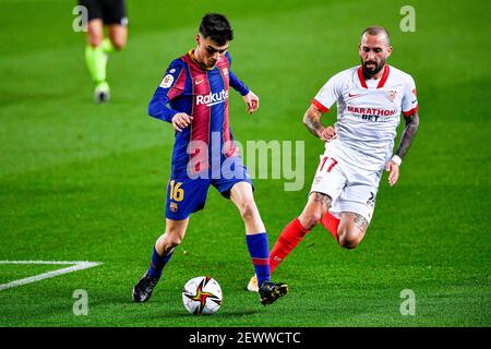 BARCELLONA, SPAGNA - 3 MARZO: Pedro Gonzalez Lopez Pedri del FC Barcellona, Aleix Vidal del Sevilla FC durante la partita tra Barcellona e Siviglia al Camp Nou del 3 marzo 2021 a Barcellona, Spagna (Foto di Pablo Morano/Orange Pictures) Foto Stock