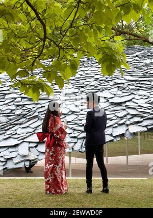 Vista giorno con Junya Ishigami e un amico. Serpentina Pavilion 2019, LONDRA, Regno Unito. Architetto: Junya Ishigami , 2021. Foto Stock