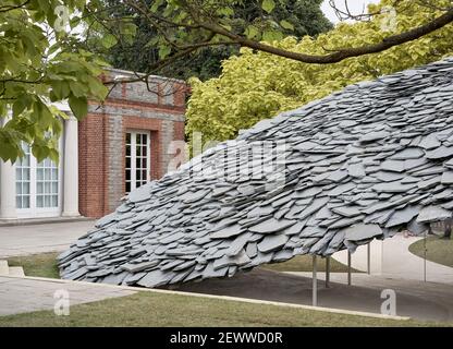 Vista diurna con galleria Serpentine alle spalle. Serpentina Pavilion 2019, LONDRA, Regno Unito. Architetto: Junya Ishigami , 2021. Foto Stock