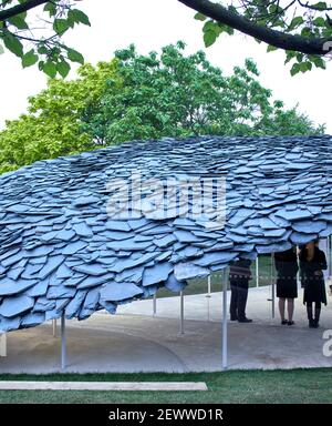 Vista generale verso il tramonto. Serpentina Pavilion 2019, LONDRA, Regno Unito. Architetto: Junya Ishigami , 2021. Foto Stock