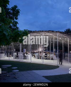 Vista generale verso il tramonto. Serpentina Pavilion 2019, LONDRA, Regno Unito. Architetto: Junya Ishigami , 2021. Foto Stock