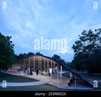 Vista generale verso il tramonto. Serpentina Pavilion 2019, LONDRA, Regno Unito. Architetto: Junya Ishigami , 2021. Foto Stock