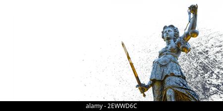 Lady Justice o justitia - dettaglio di una statua che regge bilancia - legge giurisprudenza e simbolo di imparzialità. Banner bianco con spazio per il testo Foto Stock