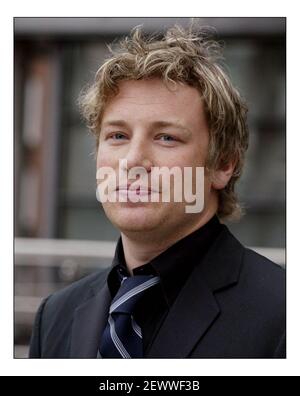 Jamie Oliver ad una fotocellula prima della sua stampa conf re Cene scolastiche tenute al canale quattro a Londonpic David Sandison 30/3/2005 Foto Stock