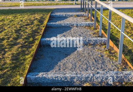 Vista ravvicinata del percorso della ghiaia verso l'alto. Sfondi orizzontali. Svezia. Foto Stock