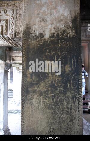 Angkor Wat, Cambogia - 23 giugno 2016: Nomi scolpiti nelle strutture di Angkor Wat. Foto Stock