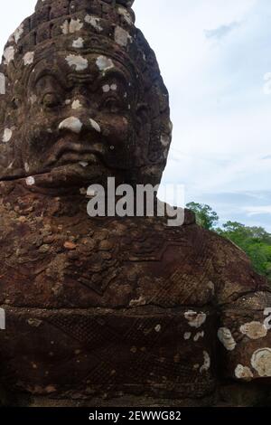 Angkor Wat, Cambogia - 23 giugno 2016: Uno dei molti volti scolpiti in Angkor Wat. Foto Stock