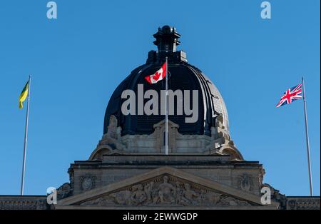 L'edificio legislativo Saskatchewan sotto la luce del sole e un cielo blu a Regina, Canada Foto Stock