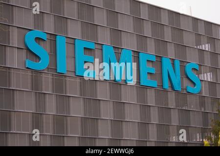 Zug, Svizzera - 26 febbraio 2021 : cartello Siemens appeso su una facciata di un edificio a Zug, Svizzera. Siemens AG è un'azienda internazionale e una a. Foto Stock