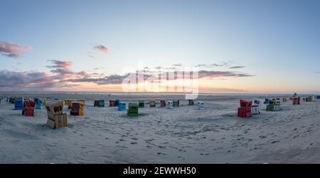 Bellissimo scenario di paesaggio sul Mare del Nord, nel nord dell'isola tedesca, Langeoog, al tramonto Foto Stock