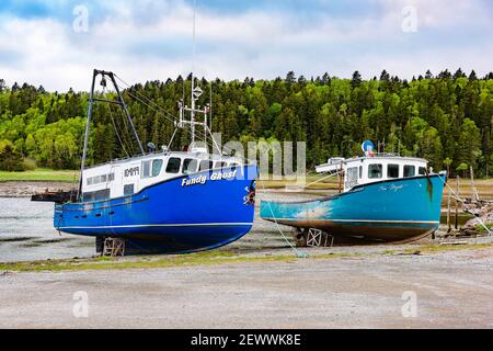 Barche di aragosta a bassa marea ad Alma, New Brunswick. Foto Stock