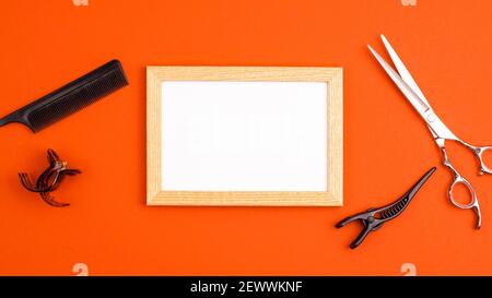 Struttura in legno per striscioni, posa piatta di cesoie professionali per il taglio dei capelli, spazzola rotonda in oro per lo styling, pettine per la separazione dei capelli e dei capelli Foto Stock