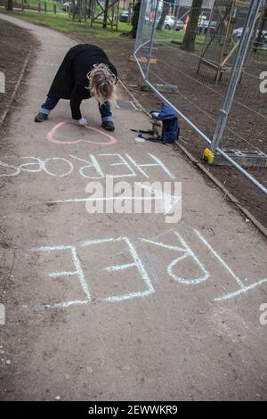 York Gardens, Londra, Regno Unito. 3 marzo 2021. È il decimo giorno di tree-sitting per i protettori dell'albero che stanno occupando il 100-year-old pioppo nero dovuto essere abbattuto lunedì scorso, 22 febbraio, 2021, da un'impresa comune fra le case di Wimpey di Taylor ed il Consiglio di Wandsworth. Credit: SABRINA MEROLLA/Alamy Live News Foto Stock