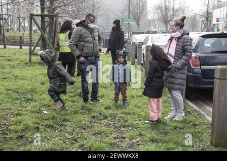 York Gardens, Londra, Regno Unito. 3 marzo 2021. È il decimo giorno di tree-sitting per i protettori dell'albero che stanno occupando il 100-year-old pioppo nero dovuto essere abbattuto lunedì scorso, 22 febbraio, 2021, da un'impresa comune fra le case di Wimpey di Taylor ed il Consiglio di Wandsworth. Credit: SABRINA MEROLLA/Alamy Live News Foto Stock