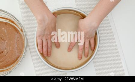 Ricetta per torta al cioccolato. Mescolare l'impasto in un recipiente di vetro. Primo piano sul processo di cottura Foto Stock