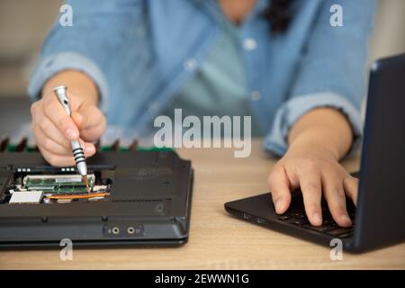 rimozione della batteria da parte di un tecnico dell'assistenza Foto Stock