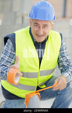 l'elettricista utilizza il tubo nel cantiere di ristrutturazione Foto Stock