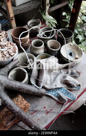 Prodotti di creta sulla tabella del padrone nel laboratorio di ceramica Foto Stock