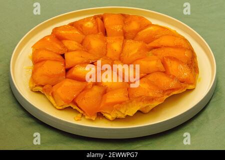 Una torta al mango Tarte Tatin capovolta Foto Stock