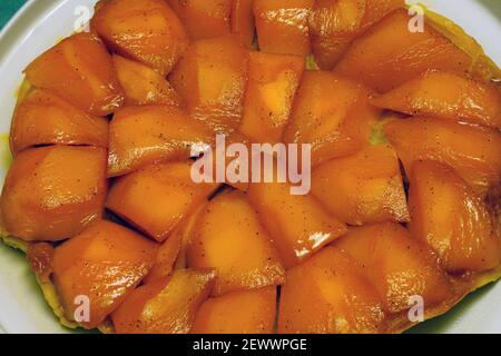 Una torta al mango Tarte Tatin capovolta Foto Stock