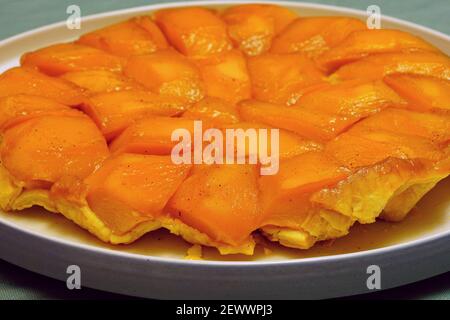 Una torta al mango Tarte Tatin capovolta Foto Stock