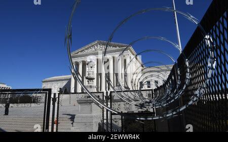 Washington, Stati Uniti. 03 marzo 2021. Recinzione temporanea e filo di rasoio proteggono la Corte Suprema degli Stati Uniti vicino al Campidoglio degli Stati Uniti mercoledì 3 marzo 2021 a Washington, DC. Le recinzioni alte rimangono quasi due mesi dopo che una folla pro-Trump ha violato l’edificio del Campidoglio, causando cinque morti. L'Assemblea ha annullato la sessione di giovedì dopo che i funzionari dell'intelligence avvertono di possibili violenze da parte di gruppi di milizie di estrema destra il 4 marzo. Photo by Pat Benic/UPI Credit: UPI/Alamy Live News Foto Stock