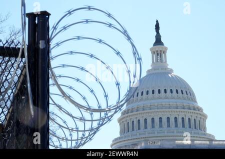 Washington, Stati Uniti. 03 marzo 2021. Recinzione temporanea e filo di rasoio cerchiano il Campidoglio degli Stati Uniti mercoledì 3 marzo 2021 a Washington, DC. Le recinzioni alte rimangono quasi due mesi dopo che una folla pro-Trump ha violato l’edificio del Campidoglio, causando cinque morti. L'Assemblea ha annullato la sessione di giovedì dopo che i funzionari dell'intelligence avvertono di possibili violenze da parte di gruppi di milizie di estrema destra il 4 marzo. Photo by Pat Benic/UPI Credit: UPI/Alamy Live News Foto Stock