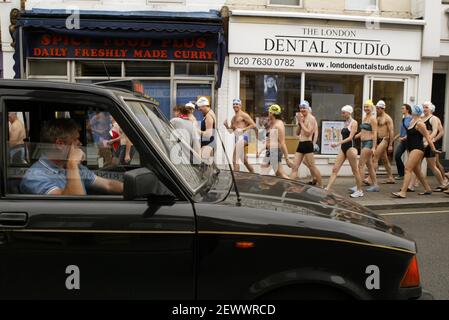 Art Film di Amy Sharrocks The Big Swim 50 nuotatori viaggiano attraverso Londra nuotando in 10 piscine, 3 Lidos e 2 laghi. Partenza al Lido di Tooting Bec e arrivo agli stagni di Hampstead Heath. pic David Sandison 12 luglio 2007 Foto Stock