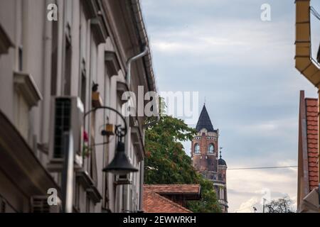 Selective blur Gardos Tower a Zemun visto dal centro. Chiamato anche Kula sibijanin janka, è uno dei principali punti di riferimento del sobborgo di Belgrado. Foto Stock