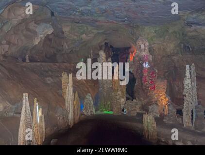 Guilin, Cina - 11 maggio 2010: Parco a sette stelle. Vista su stalagmiti di cui alcune sono illuminate in modo colorato all'interno della grotta a sette stelle. Foto Stock