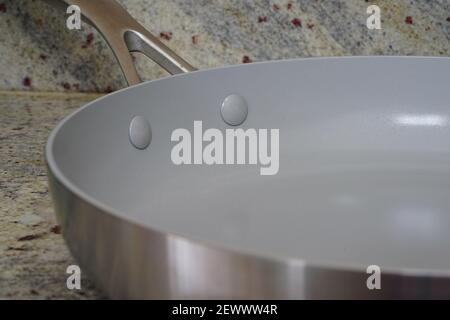 Una nuova padella in ceramica con rivestimento antiaderente grigio Foto Stock