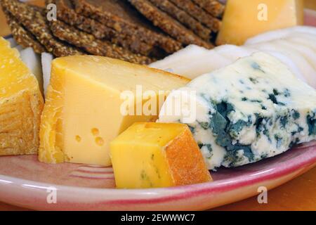 Piatto con toma e formaggio da pastore del New Jersey, Stati Uniti, e formaggio francese Roquefort blu Foto Stock