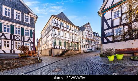 Centro storico di Freudenberg con belle case a graticcio in Siegerland, Germania Foto Stock