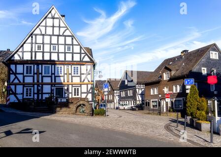 Centro storico di Freudenberg con belle case a graticcio in Siegerland, Germania Foto Stock