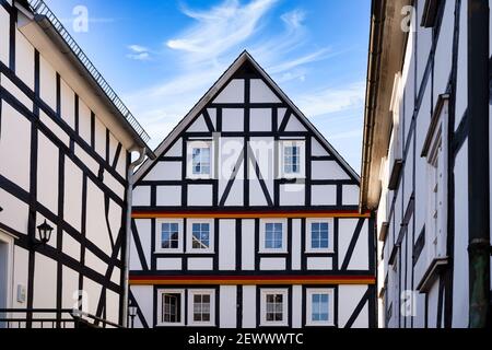 Centro storico di Freudenberg con belle case a graticcio in Siegerland, Germania Foto Stock