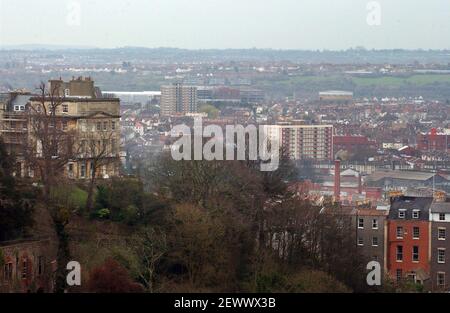 200° ANNIVERSARIO DELL'ABOLIZIONE DEL COMMERCIO DI SCHIAVI IN BRITIAN. GUARDANDO ATTRAVERSO CLIFTON VERSO LE BANCHINE DI BRISTOL. 23/3/07 TOM PILSTON. Veduta aerea di Bristl Foto Stock