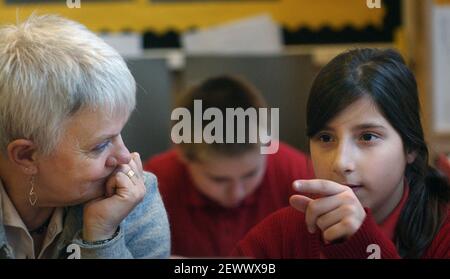 TESTA JULIE EVANS CON IL SESTO ANNO ALLA SCUOLA ELEMENTARE DI COBOURG NEL SUD DI LONDRA. 5 dicembre 2006 TOM PILSTON Foto Stock