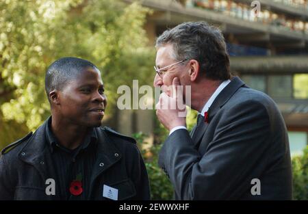 JOSSY SITOE EX BAMBINO DI STRADA DEL MOZAMBICO E ORA ARTISTA CHE VIVE A SOUTHPORT, PARLA CON HILARY BENN MP, SEGRETARIO DI STATO, DFID, IN UN SEMINARIO SUL TEMA DEI BAMBINI DI AFRICAS' STREET, ORGANIZZATO DALLA CARITÀ, STREETCHILD AFRICA AL BARBICAN DI LONDRA. 31/10/06 TOM PILSTON Foto Stock