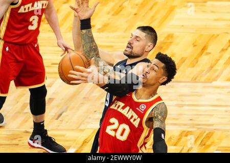 Orlando, Stati Uniti. 03 marzo 2021. Orlando, Florida, USA, 3 marzo 2021, Atlanta Hawks John Collins n° 20 e il Nikola Vucevic n° 9 dell'Orlando Magic combattono per la palla all'Amway Center (Photo Credit: Marty Jean-Louis/Alamy Live News Foto Stock