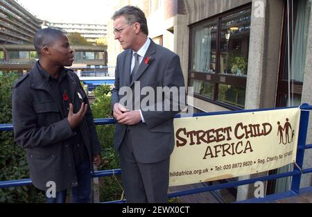 JOSSY SITOE UN EX BAMBINO DI STRADA DAL MOZAMBICO E ORA UN ARTISTA CHE VIVE A SOUTHPORT, PARLA CON HILARY BENN MP, SEGRETARIO DI STATO, DFID, IN UN SEMINARIO SULLA QUESTIONE DEI BAMBINI DI AFRICAS 'STREET, ORGANIZZATO DALLA CARITÀ, STREETCHILD AFRICA, AL BARBICAN A LONDRA. 31/10/06 TOM PILSTON Foto Stock