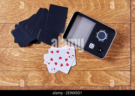 Poker case con carte da gioco, dadi e chip sulla superficie di legno. Attività di svago e sfondi del gioco d'azzardo Foto Stock