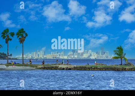 I Beach goers sulla passerella della piscina atollo a Matheson Hammock Park a Miami, Florida. Foto Stock