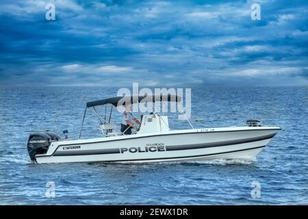 Un ufficiale di pattuglia marina di Miami Beach nella sua barca sulla Biscayne Bay. Foto Stock