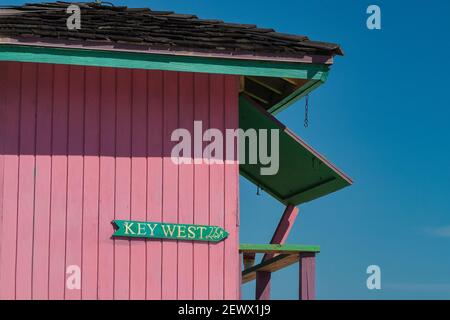 Una stazione di bagnino rosa si staglia sulla spiaggia del Miami-Dade Homestead Park e Herbert Hoover Marina nel sud della Florida. Foto Stock