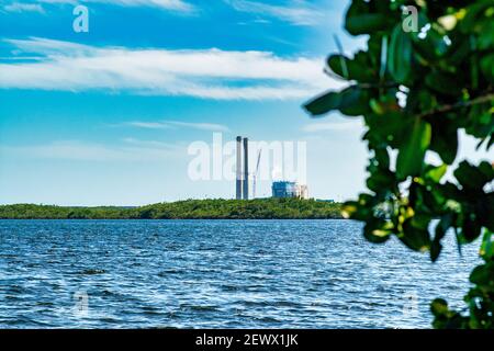 La centrale nucleare di Turkey Point, vista dal Miami-Dade Homestead Park e dal porticciolo di Herbert Hoover nella Florida meridionale. Foto Stock