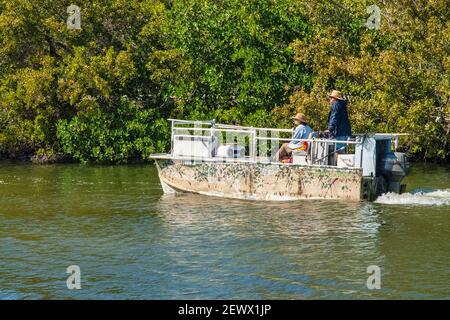 Una barca con i pescatori si trova sul canale del Miami-Dade Homestead Park e Herbert Hoover Marina nel sud della Florida. Foto Stock