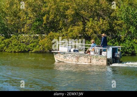 Una barca con i pescatori si trova sul canale del Miami-Dade Homestead Park e Herbert Hoover Marina nel sud della Florida. Foto Stock